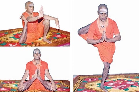 ಯಲಬುರ್ಗಾದ ಶ್ರೀಧರ ಮುರುಡಿ ಮಠದ ಪೀಠಾಧಿಪತಿ ಶ್ರೀ ಬಸವಲಿಂಗೇಶ್ವರ ಸ್ವಾಮೀಜಿ ಯೋಗಾಭ್ಯಾಸದಲ್ಲಿ ತೊಡಗಿರುವುದು.