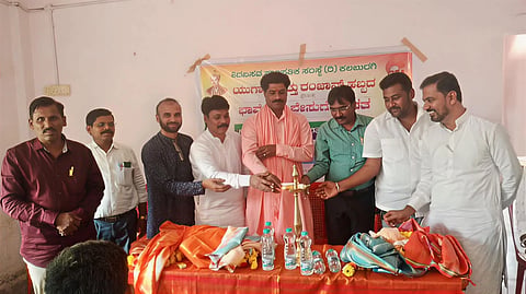 ಕಲಬುರಗಿ ಪ್ರೀಯದರ್ಶಿನಿ ಇಂದಿರಾಗಾಂಧಿ ಕೈಗಾರಿಕಾ ತರಬೇತಿ ಕಾಲೇಜಿನಲ್ಲಿ ಶಿವಬಸವ ಸಾಂಸತಿಕ ಸಂಸ್ಥೆಯಿಂದ ಯುಗಾದಿ ಹಾಗೂ ರಂಜಾನ್​ ಹಬ್ಬಗಳ ನಿಮಿತ್ತ ಇತ್ತೀಚಿಗೆ ಆಯೋಜಿಸಿದ್ದ ಭಾವೈಕ್ಯ ಬೆಸುಗೆ ಭಾರತ ವಿಶೇಷ ಭಾವ ಸಮ್ಮಿಲನ ಕಾರ್ಯಕ್ರಮಕ್ಕೆ ಡಾ.ಕೆ.ಗಿರಿಮಲ್ಲ ಚಾಲನೆ ನೀಡಿದರು. ಪ್ರೊ.ಯಶವಂತರಾಯ ಅಷ್ಟಗಿ, ಡಾ.ರೆಹೆಮಾನ್​ ಪಟೇಲ್​, ಪೂಜ್ಯ ಶ್ರೀ ಗುರು ರಾಜೇಂದ್ರ ಶೀವಯೋಗಿಗಳು, ಸಿದ್ದಣ್ಣ ಭಾವಿಕಟ್ಟಿ, ವಿಶ್ವನಾಥ ತೋಟ್ನಳ್ಳಿ ಇತರರಿದ್ದರು.