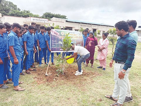 ಅರಕಲಗೂಡು ಪಟ್ಟಣದ ಸರ್ಕಾರಿ ಕೈಗಾರಿಕಾ ತರಬೇತಿ ಸಂಸ್ಥೆಯಲ್ಲಿ ವಿಶ್ವ ಪರಿಸರ ದಿನಾಚರಣೆ ಕಾರ್ಯಕ್ರಮ ಆಯೋಜಿಸಲಾಗಿತ್ತು. 