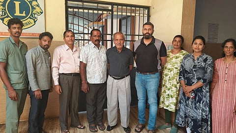 ಉಡುಪಿಯಿಂದ ಮಕ್ಕಳೊಂದಿಗೆ ತಮಿಳುನಾಡಿಗೆ ತೆರಳಿದ ಮಾಜಿ ಯೋಧ ಶಶಿಶೇಖರ್​ ಠಾಕೂರ್​. ವಿಶು ಶೆಟ್ಟಿ, ಉಡುಪಿಯ ನಿವೃತ್ತ ಯೋಧರು ಇದ್ದರು.