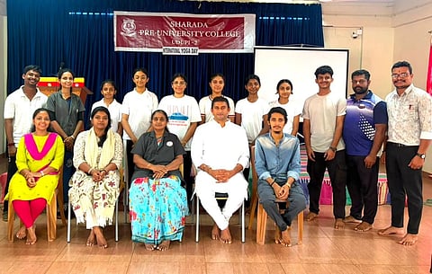 ಉಡುಪಿಯ ಕುಂಜಿಬೆಟ್ಟುವಿನ ಶಾರದಾ ಪ.ಪೂ. ಕಾಲೇಜಿನಲ್ಲಿ ಅಂತಾರಾಷ್ಟ್ರೀಯ ಯೋಗ ದಿನ ಆಚರಿಸಲಾಯಿತು. ಪ್ರವೀಣಕುಮಾರ್​, ಅಶ್ವಿನಿ, ಡಾ. ಶಿವಾನಿ, ಯಶಾ ಕೆ.ಎಸ್​. ಇತರರಿದ್ದರು.