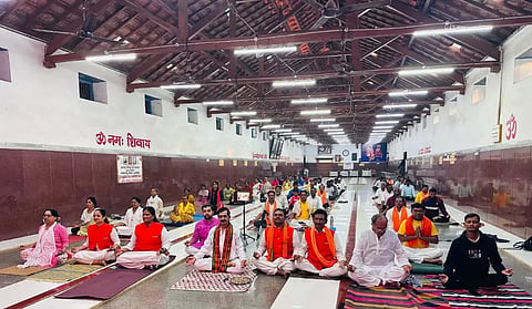 meditation ಹುಬ್ಬಳ್ಳಿಯ ಶ್ರೀ ಸಿದ್ಧಾರೂಢ ಮಠದಲ್ಲಿ ವಿಶ್ವ ಧ್ಯಾನ ದಿನದ ಅಂಗವಾಗಿ ಪತಂಜಲಿ ಯೋಗ ಪೀಠ ವತಿಯಿಂದ ಯೋಗಗುರು ಭವರಲಾಲ್​ ಆರ್ಯ ಅವರು ಧ್ಯಾನ ಶಿಬಿರ ನಡೆಸಿದರು.