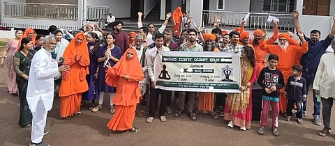 bliss ಹುಬ್ಬಳ್ಳಿಯಲ್ಲಿ ಆಯೋಜಿಸಿದ್ದ ಯೋಗ ಶಿಬಿರದಲ್ಲಿ ಮುಖ್ಯ ತರಬೇತುದಾರ ಆಚಾರ್ಯ ಸುಶ್ಮೀತಾನಂದ ಅವಧೂತ, ಗಣೇಶ ಭಟ್ ಉಪ್ಪೋಣಿ, ಆಚಾರ್ಯ ರಸಸಿದ್ಧಾನಂದ ಅವಧೂತ ಹಾಗೂ ಇತರರು ಪಾಲ್ಗೊಂಡಿದ್ದರು.