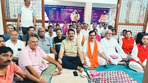 yoga centre ಹುಬ್ಬಳ್ಳಿಯ ಕೇಶ್ವಾಪುರದಲ್ಲಿ ಪತಂಜಲಿ ವತಿಯಿಂದ ಉಚಿತ ಯೋಗ ತರಬೇತಿ ಕೇಂದ್ರ ಪ್ರಾರಂಭಿಸಲಾಯಿತು. ಯೋಗಗುರು ಭವರಲಾಲ್​ ಆರ್ಯ, ಮಹೇಂದ್ರ ಸಿಂಘಿ, ನರೇಶ ಶಾ, ಭವರಲಾಲ್​ ಜೈನ್​, ಸುನಿಲ ಚೌಧರಿ ಇತರರು ಇದ್ದರು.