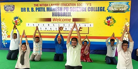 yoga ವಿಶ್ವ ಯೋಗ ದಿನಾಚರಣೆ ಅಂಗವಾಗಿ ಹುಬ್ಬಳ್ಳಿಯ ಡಾ. ಆರ್.ಬಿ. ಪಾಟೀಲ ಮಹೇಶ ಪಿಯು ಕಾಲೇಜಿನಲ್ಲಿ ಯೋಗ ಮಾಡಲಾಯಿತು.