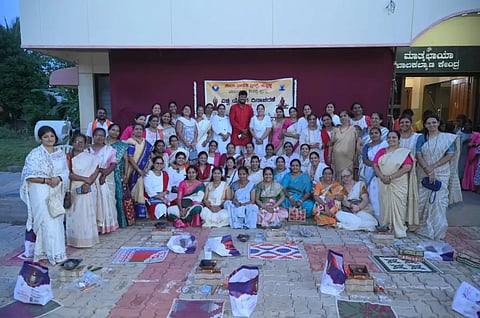 Yoga ಹುಬ್ಬಳ್ಳಿಯ ಸೇವಾ ಭಾರತಿ ಮಾತೃ ಛಾಯಾ ಕಲ್ಯಾಣ ಕೇಂದ್ರದಲ್ಲಿ ಏರ್ಪಡಿಸಿದ್ದ ಅಗ್ನಿಹೋತ್ರ ಕಾರ್ಯಕ್ರಮದೊಂದಿಗೆ ವಿಶ್ವ ಯೋಗದಿನದ ಕಾರ್ಯಕ್ರಮದಲ್ಲಿ ಕೇಂದ್ರದ ಅಧ್ಯಕ್ಷೆ ಕಮಲಾ ಜೋಶಿ, ಪ್ರಿಯಾ ದಾವುಸ್ಕರ, ಯೋಗ ಗುರು ಉತ್ತಮ್ ಹಾಗೂ ಇತರರು ಪಾಲ್ಗೊಂಡಿದ್ದರು. 