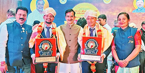 Yoga ಬೆಂಗಳೂರಿನಲ್ಲಿ ಕ್ರೀಡಾ ರತ್ನ ಪ್ರಶಸ್ತಿ ಸ್ವೀಕರಿಸಿದ ಮೊಹಮ್ಮದ ಫಿರೋಜ್​ ಶೇಖ್​, ವಿನಾಯಕ ಕೊಂಗಿ ಅವರಿಗೆ ಯೋಗಗುರು ಭವರಲಾಲ್​ ಆರ್ಯ ಅಭಿನಂದಿಸಿದರು.