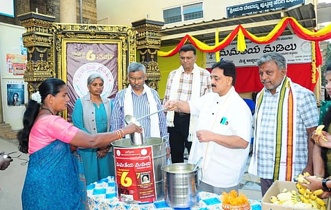 ಮಂಡ್ಯ ನಗರದ ಮಿಮ್ಸ್ ಆವರಣದಲ್ಲಿ ಮಮತೆಯ ಮಡಿಲು ಅಂಗಳದಲ್ಲಿ ಕರ್ನಾಟಕ ಗಾಂಧಿ ಸ್ಮಾರಕ ನಿಧಿ ಅಧ್ಯಕ್ಷ ನಾಡೋಜ ವೂಡೇ ಪಿ.ಕೃಷ್ಣ ಸಾರ್ವಜನಿಕರಿಗೆ ಊಟ ವಿತರಿಸಿದರು.