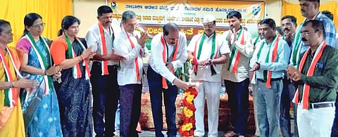ಹೊನ್ನಾವರದಲ್ಲಿ ಭಾರತ ಸೇವಾದಳ ಆಯೋಜಿಸಿದ್ದ ಧ್ವಜ ನೀತಿ ಸಂಹಿತೆ ಕಾರ್ಯಾಗಾರವನ್ನು ಯೋಗೇಶ ರಾಯ್ಕರ್​ ಉದ್ಘಾಟಿಸಿದರು. ಎಂ.ಬಿ. ಪೆ, ಪುಟ್ಟೇಗೌಡ, ಬಿ.ಎಸ್​. ಭಜಂತ್ರಿ, ಜಯಶ್ರೀ ನಾಯ್ಕ ಇದ್ದರು.