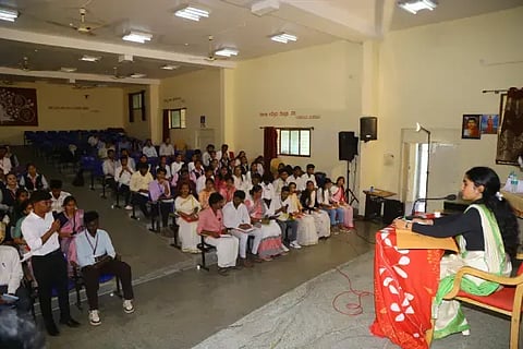 ನಗರದ ಸಹ್ಯಾದ್ರಿ ವಾಣಿಜ್ಯ ಮತ್ತು ನಿರ್ವಹಣಾ ಕಾಲೇಜಿನಲ್ಲಿ ‘ಜಿಲ್ಲಾಮಟ್ಟದ ಯುವ ಸಂಸತ್’ನಲ್ಲಿ ಪ್ರತಿಪಕ್ಷ ನಾಯಕ ತನೂಜ್ ಮಾತನಾಡಿದರು. ಸಭಾಧ್ಯಕ್ಷೆ ಶಿವಮೊಗ್ಗ ಎಟಿಎನ್‌ಸಿ ಕಾಲೇಜಿನ ಎನ್.ಎಸ್.ಅನನ್ಯ, ಉಪ ಸಭಾಪತಿ ಶಿವರಾಜ್, ಡಿಸಿಎಂಗಳಾದ ಸುಭಾಷ್ ನಾಯ್ಕ ಮತ್ತು ಸಿ.ಮಧು, ಗೃಹಮಂತ್ರಿ ನಿರಂಜನ್ ಮತ್ತಿತರರು ಇದ್ದರು.
