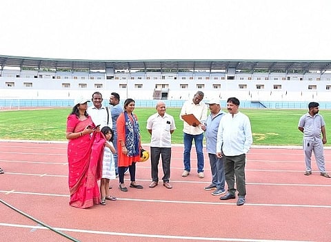 ತುಮಕೂರಿನಲ್ಲಿ ನಡೆಯಲಿರುವ 24ನೇ ಯುವ ರಾಷ್ಟ್ರೀಯ ಅಥ್ಲೆಟಿಕ್​ ಕ್ರೀಡಾಕೂಟ ಸಿದ್ಧತೆ ಕುರಿತು ಜಿಲ್ಲಾಧಿಕಾರಿ ಶುಭಕಲ್ಯಾಣ್​ ಅವರು ಪ್ಯಾರಾ ಅಥ್ಲೆಟಿಕ್ಸ್​ ಛೇರ್ಮನ್​ ಸತ್ಯನಾರಾಯಣಗೆ ಮಾಹಿತಿ ನೀಡಿದರು. ಬಿ.ಶುಭ, ರೋಹಿತ್​ ಗಂಗಾಧರ್​, ಎ.ಎನ್​.ಪ್ರಭಾಕರ್​ ಮತ್ತಿತರರು ಇದ್ದರು.