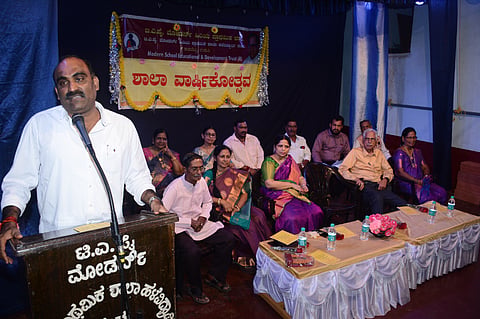ಉಡುಪಿಯ ಟಿ.ಎ. ಪೈ ಮೋಡರ್ನ್​ ಶಾಲೆಯ ವಾರ್ಷಿಕೋತ್ಸವದಲ್ಲಿ ಯಶ್​ಪಾಲ್​ ಸುವರ್ಣ ಮಾತನಾಡಿದರು. ಎಚ್​.ಆರ್​. ಶೆಣೈ, ಡಾ.ಯಲ್ಲಮ್ಮ, ನಾರಾಯಣ ಭಂಡಾರಿ, ಸುಲೋಚನಾ, ರಶ್ಮಿ ಭಟ್​, ಶಿವಪ್ರಸಾದ್​ ಯು. ಕಲ್ಯಾಣಿ ಪೈ, ನಿರ್ಮಲಾ ಅಮೀನ್​ ಇತರರಿದ್ದರು.