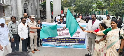 ಮಂಡ್ಯ ನಗರದಲ್ಲಿ ತಂಬಾಕು ಮುಕ್ತ ಯುವ ಅಭಿಯಾನಕ್ಕೆ ಹಿರಿಯ ಸಿವಿಲ್ ನ್ಯಾಯಾಧೀಶ ಎಂ.ಆನಂದ್ ಚಾಲನೆ ನೀಡಿದರು. ಜಿಲ್ಲಾ ಎಸ್ಪಿ ಮಲ್ಲಿಕಾರ್ಜುನ ಬಾಲದಂಡಿ, ಮಹಿಳಾ ಮತ್ತು ಮಕ್ಕಳ ಅಭಿವೃದ್ಧಿ ಇಲಾಖೆ ಉಪನಿರ್ದೇಶಕಿ ಆಶಾ, ಕೋಮಲ್ ಕುಮಾರ್,  ತಿಮ್ಮರಾಜು, ಬಿ.ಎಸ್.ಅನುಪಮಾ ಇತರರಿದ್ದರು. 