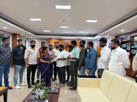 ಉಡುಪಿ ಜಿಲ್ಲೆಯ ಆಸ್ಪತ್ರೆಗಳಲ್ಲಿ ಆಯುಷ್ಮಾನ್​ ಭಾರತ ಯೋಜನೆಯ ಸೌಕರ್ಯ ಲಭಿಸುವಂತೆ ಕ್ರಮ ಕೈಗೊಳ್ಳಲು ಜಿಲ್ಲಾ ಯುವ ಮೋರ್ಚಾ ಪದಾಧಿಕಾರಿಗಳು ಸ್ವರೂಪಾ ಟಿ.ಕೆ. ಅವರಿಗೆ ಮನವಿ ನೀಡಿದರು.  ಪ್ರಥ್ವಿರಾಜ್​ ಶೆಟ್ಟಿ ಬಿಲ್ಲಾಡಿ, ಅಭಿರಾಜ್​ ಸುವರ್ಣ, ಪ್ರದೀಪ್​ ಕುಂದರ್​, ಗುರುರಾಜ್​ ಮಾಡ, ಗಜೇಂದ್ರ ಎಸ್​. ಬೆಳಮನೆ ಇತರರಿದ್ದರು.
