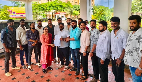 ಉಡುಪಿ ಜಿಲ್ಲೆಯ ಶಾಲಾ ವಾಹನಗಳನ್ನು ಸೂಕ್ತ ತಪಾಸಣೆ ಮಾಡುವಂತೆ ಒತ್ತಾಯಿಸಿ ಡಿಸಿ ಸ್ವರೂಪಾ ಟಿ.ಕೆ. ಅವರಿಗೆ ಪ್ರಥ್ವಿರಾಜ್​ ಶೆಟ್ಟಿ ಮನವಿ ಸಲ್ಲಿಸಿದರು. ಅಭಿರಾಜ್​ ಸುವರ್ಣ, ಪ್ರದೀಪ್​ ಕುಂದರ್​, ಶ್ರೀವತ್ಸ, ಸುಶಾಂತ್​ ಪೂಜಾರಿ ಇತರರಿದ್ದರು.