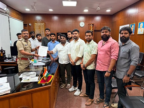 ಮಣಿಪಾಲದಲ್ಲಿ ಪ್ರತಿಭಟನೆ ನಡೆಸಿ ರಾಷ್ಟ್ರಧ್ವಜಕ್ಕೆ ಅವಮಾನ ಮಾಡಿದ ಕಾಕ್ರೋಜ್​ ಹಾಗೂ ಕಾಂಗ್ರೆಸ್​ ಪದಾಧಿಕಾರಿಗಳ ವಿರುದ್ಧ ಕ್ರಮ ಕೈಗೊಳ್ಳುವಂತೆ ಉಡುಪಿ ನಗರ ಯುವಮೋರ್ಚಾ ವತಿಯಿಂದ ಎಸ್​ಪಿ ಹರಿರಾಮ್​ ಶಂಕರ್​ ಅವರಿಗೆ ಮನವಿ ನೀಡಲಾಯಿತು. ಶ್ರೀವತ್ಸ, ಪೃಥ್ವಿರಾಜ್​ ಶೆಟ್ಟಿ ಬಿಲ್ಲಾಡಿ, ಅಭಿರಾಜ್​ ಸುವರ್ಣ, ಗಣೇಶ್​, ನಿಖಿಲ್​ ಮಡಿವಾಳ, ಭೂಷಣ್​ ಕುಮಾರ್​ ಇತರರಿದ್ದರು.