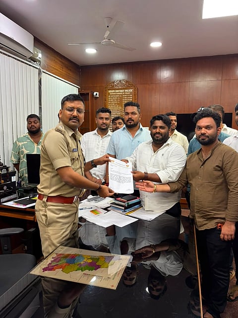 ಕೆಪಿಸಿಸಿ ಅಧ್ಯಕ್ಷ ಬಿ.ಕೆ. ಹರಿಪ್ರಸಾದ್​ ವಿರುದ್ಧ ಸ್ವಯಂ ಪ್ರೇರಿತ ಪ್ರಕರಣ ದಾಖಲಿಸುವಂತೆ ಎಸ್ಪಿ ಹರಿರಾಮ್​ ಶಂಕರ್​ ಅವರಿಗೆ ಪ್ರಥ್ವಿರಾಜ್​ ಶೆಟ್ಟಿ ಮನವಿ ಸಲ್ಲಿಸಿದರು. ವಿಖ್ಯಾತ್​ ಶೆಟ್ಟಿ, ಅಭಿರಾಜ್​ ಸುವರ್ಣ, ಪ್ರದೀಪ್​ ಕುಂದರ್​, ಗುರುರಾಜ್​ ಎಂ. ಇತರರಿದ್ದರು.