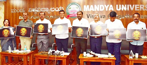 ಮಂಡ್ಯ ವಿಶ್ವವಿದ್ಯಾಲಯದ ಕಚೇರಿ ಸಭಾಂಗಣದಲ್ಲಿ ಯುವ ಸಂಭ್ರಮ ಕಾರ್ಯಕ್ರಮದ ಲೋಗೋವನ್ನು ಶಾಸಕ ಪಿ.ರವಿಕುಮಾರ್ ಗಣಿಗ ಬಿಡುಗಡೆಗೊಳಿಸಿದರು. 