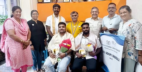 ಉಡುಪಿ ಪೆರಂಪಳ್ಳಿಯ ಬೆಂಕಿ ಅವಡದಲ್ಲಿ ಮನೆಯವರ ಜೀವರಕ್ಷಣೆ ಮಾಡಿದ ಮನೋಜ್​, ಶರತ್​ ಅವರನ್ನು ಸನ್ಮಾನಿಸಲಾಯಿತು. ರಾಘವೇಂದ್ರ ಪ್ರಭು ಕರ್ವಾಲು, ಮನೋಜ್​ ಕಡಬ, ಸೆಲ್ವರಾಜ್​, ಪ್ರೀತಿ ಕಲ್ಯಾಣಪುರ, ಶೈನಿ ಸತ್ಯಭಾಮಾ, ಕೃಷ್ಣರಾಜ ತಂತ್ರಿ, ಶೆರ್ಲಿ ಮನೋಜ್​ ಇದ್ದರು.