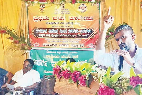 ಕೊಡ್ಲಿಪೇಟೆ ಹಲಸಿನ ಮರ ಗೌರಮ್ಮ ಶಾಂತ ಮಲ್ಲಪ್ಪ ಪ್ರಥಮ ದರ್ಜೆ ಕಾಲೇಜಿನ ವತಿಯಿಂದ ಹಮ್ಮಿಕೊಂಡಿದ್ದ  ರಾಷ್ಟ್ರೀಯ ಸೇವಾ ಶಿಬಿರದಲ್ಲಿ ಡಾ. ಜಮೀರ್ ಅಹಮ್ಮದ್ ಮಾತನಾಡಿದರು. 