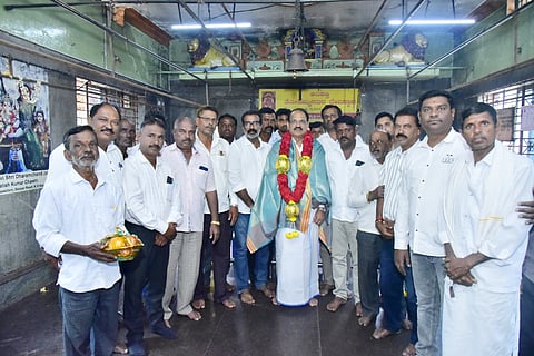ಕೆ.ಆರ್.ನಗರ ಪಟ್ಟಣದ ಶ್ರೀ ಆದಿಶಕ್ತಿ ತೋಪಮ್ಮನವರ ದೇವಸ್ಥಾನದ ಸೇವಾ ಟ್ರಸ್ಟ್  ವತಿಯಿಂದ ಎಂಸಿಡಿಸಿಸಿ ಬ್ಯಾಂಕ್ ನೂತನ ಅಧ್ಯಕ್ಷ ದೊಡ್ಡಸ್ವಾಮೇಗೌಡ ಅವರನ್ನು  ಸನ್ಮಾನಿಸಿದರು. ಅಣ್ಣಯ್ಯನಾಯಕ, ಸಿ.ಎ.ರಾಜು, ಕೆ.ಪಿ.ಜಗದೀಶ್, ಟಿ.ಎಲ್.ಪರಶಿವ ಮೂರ್ತಿ, ಮೊಟೇಗೌಡ, ಯೋಗೇಶ್, ಸಣ್ಣಬಸಪ್ಪ, ನಂಜುಂಡ, ಜವರೇಗೌಡ, ಚನ್ನಕೇಶವ, ಅರ್ಚಕ ಮಹದೇವಸ್ವಾಮಿದೇವರು  ಇನ್ನಿತರರು ಇದ್ದರು.