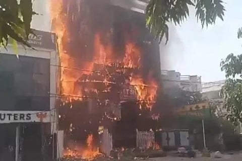 ಲಕ್ನೋ ಅಗ್ನಿ ದುರಂತ: ಸಾವಿನ ಸಂಖ್ಯೆ 14ಕ್ಕೆ ಏರಿಕೆ! ಪಿಎಂ ಮೋದಿ, ಸಿಎಂ ಯೋಗಿ ಪರಿಹಾರ ಘೋಷಣೆ..