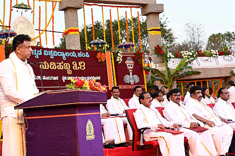 ಕನ್ನಡ ವಿವಿಯಲ್ಲಿ ಸಚಿವ ಡಾ.ಎಂ.ಸಿ.ಸುಧಾಕರ್ ಮಾತನಾಡಿದರು. 