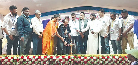 ಯಂಗ್ ಇಂಡಿಯಾ ಯೂಥ್ ಕ್ಲಬ್ ನ 55ನೇ ಸುವರ್ಣ ಮಹೋತ್ಸವದ ಸಂಭ್ರಮಕ್ಕಾಗಿ ರಾಷ್ಟ್ರೀಯ ಮಟ್ಟದ ಮುಕ್ತ 5 ಫುಟ್ಬಾಲ್ ಪಂದ್ಯಾವಳಿಗೆ ಪಾಲಿಬೆಟ್ಟ ಕ್ರೀಡಾ ಮೈದಾನದಲ್ಲಿ ಶುಕ್ರವಾರ ಚಾಲನೆ ನೀಡಲಾಯಿತು