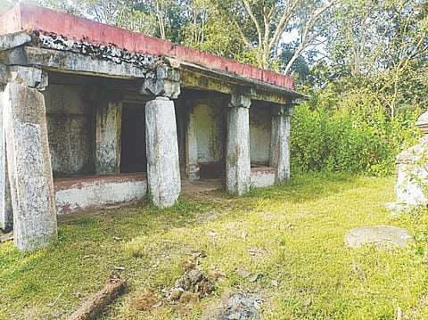ಕೊಡಗು ಹಾಗೂ ಮೈಸೂರು ಗಡಿ ಭಾಗದ ದೇವಮಚ್ಚಿ ಮೀಸಲು ಅರಣ್ಯದೊಳಗಿನ ಬೆಟ್ಟದ ತುದಿಯಲ್ಲಿ ಇರುವ ಶ್ರೀ ಮಾವುಕಲೇಶ್ವರ ದೇವಾಲಯ