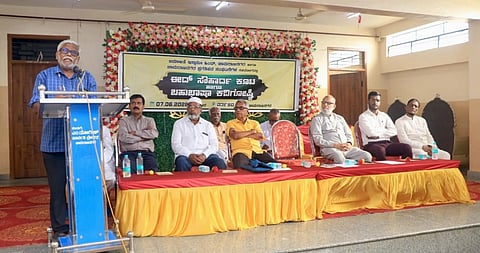 ಚಾಮರಾಜನಗರದ ವರ್ತಕರ ಭವನದಲ್ಲಿ ಭಾನುವಾರ ಆಯೋಜಿಸಿದ್ದ ಈದ್ ಸೌಹಾರ್ದ ಕೂಟ ಮತ್ತು ಬಹುಭಾಷಾ ಕವಿಗೋಷ್ಠಿ ಕಾರ್ಯಕ್ರಮದಲ್ಲಿ ಪರಿಸರ ಪ್ರೇಮಿ ಸಿ.ಎಂ.ವೆಂಕಟೇಶ್ ಅವರನ್ನು ಸನ್ಮಾನಿಸಲಾಯಿತು. ಶಿವಸುಂದರ್, ಅಕ್ಬರ್ ಆಲಿ ಉಡುಪಿ, ಯು.ಅಬ್ದುಸ್ಸಾಲಾಮ್, ಕೆ.ವೆಂಕಟರಾಜು ಇತರರು ಹಾಜರಿದ್ದರು.