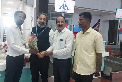 ಬೆಂಗಳೂರು ಕಲಬುರಗಿ ಮಧ್ಯೆ ವಿಮಾನ ಸೇವೆ ಪ್ರಾರಂಭ ಮಾಡಿದ ಸ್ಟಾರ್ ಏರ್ ಲೈನ್ಸ್ ಸಂಸ್ಥೆಯ ವಿಮಾನ ನಿಲ್ದಾಣಗಳ  ನಿರ್ವಹಣಾಧಿಕಾರಿ ಸಿ.ಎ ಬೋಪಣ್ಣ ಅವರಿಗೆ ಡಾ. ಸದಾನಂದ ಪೆರ್ಲ, ನರಸಿಂಹ ಮೆಂಡನ್ ಮತ್ತು ಮಹೇಶ್ ಎಂ ಕಡೇಚೂರ್ ಸನ್ಮಾನ ನೆರವೇರಿಸಿದರು.