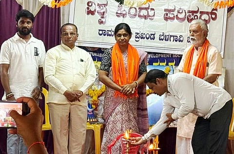 ರಾಮದುರ್ಗದ ವೀರರಾಣಿ ಚನ್ನಮ್ಮ ವಿದ್ಯಾಲಯದಲ್ಲಿ ಹಮ್ಮಿಕೊಂಡಿದ್ದ ಬಾಲಸಂಸ್ಕಾರ ಶಿಬಿರವನ್ನು ಗಂಗಾಧರ ಬೋಸಲೆ ಉದ್ಘಾಟಿಸಿದರು. ವಿಜಯೇಂದ್ರ ಜೋಷಿ, ಸುನಿತಾ ತಿಮ್ಮನಗೌಡರ, ಪ್ರಕಾಶ ಸೂಳಿಭಾವಿ, ಸಂಗಮೇಶ ಉದಪುಡಿ ಇತರರಿದ್ದರು.