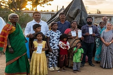 ಆಧಾರ್​ ಕಾರ್ಡ್​ ಪಡೆದ ಖುಷಿಯಲ್ಲಿ ಚಿಕ್ಕನಾಯಕನಹಳ್ಳಿ ಪಟ್ಟಣದ ಕುರುಬರಹಳ್ಳಿ ಅರಳೀಕಟ್ಟೆ ಗುಡಿಸಲಿನಲ್ಲಿರುವ ಅಲೆಮಾರಿ ಕುಟುಂಬ.