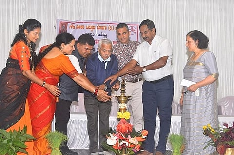 ಕೊಡಗು ಗೌಡ ಮಹಿಳಾ ಒಕ್ಕೂಟದ ವತಿಯಿಂದ ನಡೆದ ಆಟಿ ಹಬ್ಬದಲ್ಲಿ ಆಟಿ ತಿಂಗಳ ವಿಶೇಷ ತಿಂಡಿ, ತಿನಿಸುಗಳನ್ನು ಗಣ್ಯರು ಸವಿದರು. ಆನಂದ್ ಕರಂದ್ಲಾಜೆ, ಕೊಟ್ಟಕೇರಿಯನ ಲೀಲಾ ದಯಾನಂದ, ಕಟ್ಟೆಮನೆ ಪ್ರೇಮಾ, ಬಾರಿಯಂಡ ಜೋಯಪ್ಪ, ಪೂಳಕಂಡ ಸಂದೀಪ್, ಸೂರ್ತಲೆ ಸೋಮಣ್ಣ, ಅಮೆ ದಮಯಂತಿ ಇದ್ದರು.