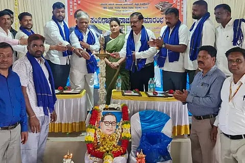 ರಟ್ಟಿಹಳ್ಳಿ ಪಟ್ಟಣದಲ್ಲಿ ಜರುಗಿದ ಸಂವಿಧಾನ ದಿನಾಚರಣೆ ಕಾರ್ಯಕ್ರಮವನ್ನು ತಹಸೀಲ್ದಾರ್ ಶ್ವೇತಾ ಅಮರಾವತಿ ಉದ್ಘಾಟಿಸಿದರು.  ರವೀಂದ್ರ ಮುದಿಯಪ್ಪನವರ, ಶಿವಕುಮಾರ ಉಪ್ಪಾರ, ಬಸವರಾಜ ಕಟ್ಟೀಮನಿ, ರವಿ ಹದಡೇರ ಇತರರಿದ್ದರು.