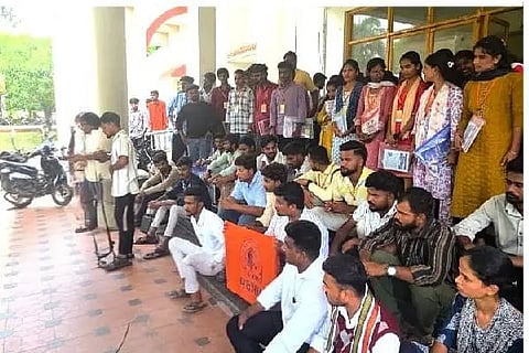 ದಾವಣಗೆರೆ ವಿಶ್ವವಿದ್ಯಾಲಯದಲ್ಲಿ ಶನಿವಾರ, ಸ್ನಾತಕೋತ್ತರ ಹಾಗೂ ಸಂಶೋಧನಾ ವಿದ್ಯಾರ್ಥಿಗಳಿಗೆ ಎಬಿವಿಪಿಯಿಂದ ಆಯೋಜಿಸಿದ್ದ ರಾಜ್ಯಮಟ್ಟದ ಶೈಕ್ಷಣಿಕ ಕಾರ್ಯಾಗಾರವನ್ನು ರದ್ದುಗೊಳಿಸಿದ್ದನ್ನು ಖಂಡಿಸಿ ಸಂಘಟನೆಯ ಕಾರ್ಯಕರ್ತರು ವಿವಿ ಆವರಣದಲ್ಲಿ ಪ್ರತಿಭಟನೆ ನಡೆಸಿದರು. ಗೋಪಿ ರಂಗಸ್ವಾಮಿ, ಗಂಗಾಧರ, ರಮೇಶ್, ಪಲ್ಲವಿ, ವಿಜಯ ಕುಮಾರ್ ಇದ್ದರು.  