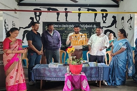 ಗುಡ್ಡೆಹೊಸೂರಿನ ಸರ್ಕಾರಿ ಹಿರಿಯ ಪ್ರಾಥಮಿಕ ಶಾಲೆಯ ವಿದ್ಯಾರ್ಥಿಗಳಿಗೆ ಉಚಿತ ಅಬಾಕಸ್ ಶಿಕ್ಷಣಕ್ಕೆ ಗಣ್ಯರು ಚಾಲನೆ ನೀಡಿದರು. ಸೈಜನ್ ಪೀಟರ್, ಎಂ.ಆರ್. ಸುಮೇಶ್, ನಾಗೇಂದ್ರ, ಕುಸುಮಾ ಮತ್ತಿತರರು ಇದ್ದರು.