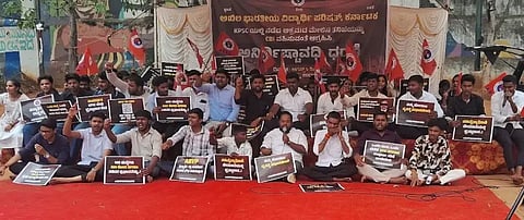 ಬೆಂಗಳೂರು ನಗರದ ಸ್ವಾತಂತ್ರ್ಯ ಉದ್ಯಾನವನದಲ್ಲಿ ಎಬಿವಿಪಿ ಕಾರ್ಯಕರ್ತರು ಗುರುವಾರ ಪ್ರತಿಭಟನೆ ನಡೆಸಿದರು. 