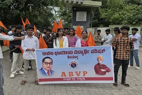ಕುವೆಂಪು ಆಡಳಿತ ಮಂಡಳಿ ಲೋಪ ಖಂಡಿಸಿ ವಿದ್ಯಾರ್ಥಿಗಳು ಎಬಿವಿಪಿ ನೇತೃತ್ವದಲ್ಲಿ ಸಹ್ಯಾದ್ರಿ ಕಾಲೇಜು ಎದುರು ಪ್ರತಿಭಟನೆ ನಡೆಸಿದರು. ಎಚ್.ಎಸ್.ನಿರಂಜನ್, ಗುರುಕಿರಣ್, ವಿನಯ್, ಆದಿತ್ಯ ಶೆಟ್ಟಿ, ನಿಖಿಲ್, ನಂದನ್ ಪ್ರತಿಭಟನೆಯಲ್ಲಿದ್ದರು.
