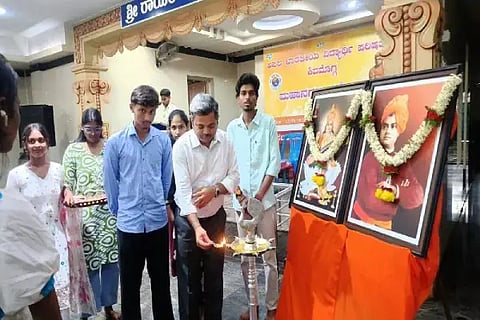 ಶಿವಮೊಗ್ಗದಲ್ಲಿ ಎಬಿವಿಪಿಯಿಂದ ಏರ್ಪಡಿಸಿದ್ದ ಶಿವಮೊಗ್ಗ ಮಹಾನಗರ ಸಮ್ಮೇಳನವನ್ನು ಲೋಕೇಶ್ವರ್ ರಾವ್ ಕಾಳೆ ಉದ್ಘಾಟಿಸಿದರು. ನಿಂಜನ್, ರಂಜಿತಾ, ನಂದನ್ ಇದ್ದರು.