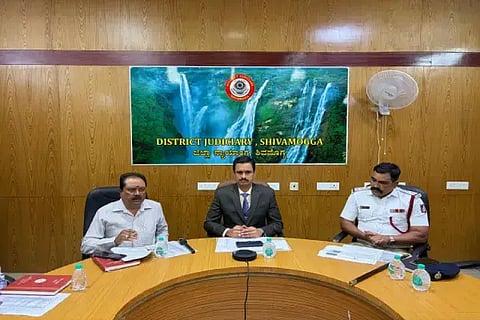 ಲೋಕ ಅದಾಲತ್ ಕುರಿತು ಎಂ.ಎಸ್.ಸಂತೋಷ್‌ಕುಮಾರ್ ಮಾಹಿತಿ ನೀಡಿದರು. ದೇವರಾಜ್, ಮುರುಗೇಂದ್ರ ಬಿ.ಶಿರೋಳ್ಕರ್ ಇದ್ದರು.
