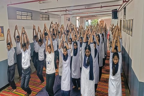 ಹುಬ್ಬಳ್ಳಿಯ  yogaday ಆದರ್ಶ ಪದವಿಪೂರ್ವ ವಿಜ್ಞಾನ ಮಹಾವಿದ್ಯಾಲಯದಲ್ಲಿ ಭಾನುವಾರ ಅಂತಾರಾಷ್ಟ್ರೀಯ ಯೋಗ ದಿನ ನಿಮಿತ್ತ ಯೋಗಾಭ್ಯಾಸ ಮಾಡಿಸಲಾಯಿತು.