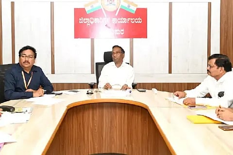 ವಿಜಯಪುರ ಜಿಲ್ಲಾಡಳಿತ ಕಚೇರಿ ಸಭಾಂಗಣದಲ್ಲಿ ಅಪರ ಜಿಲ್ಲಾಧಿಕಾರಿ ಸೋಮನಿಂಗ ಗೆಣ್ಣೂರ ಎಸ್‌ಸಿಪಿ-ಟಿಎಸ್‌ಪಿ ಪ್ರಗತಿ ಪರಿಶಿಲನಾ ಸಭೆ ನಡೆಸಿದರು. ಸಮಾಜ ಕಲ್ಯಾಣ ಇಲಾಖೆಯ ಉಪನಿರ್ದೇಶಕ ಮಹೇಶ ಪೋತದಾರ, ಅಶೋಕ ಘೋಣಸಗಿ, ಸಂಪತ್‌ಕುಮಾರ ಗುಣಾರಿ ಮತ್ತಿತರರಿದ್ದಾರೆ.