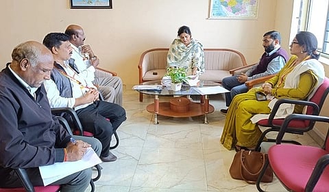 ಕನ್ನಡ ಜಾಗೃತಿ ಸಮಿತಿ ಸಭೆಯಲ್ಲಿ ಹೆಚ್ಚುವರಿ ಜಿಲ್ಲಾಧಿಕಾರಿ ಡಾ.ಸಹನಾ ಎಸ್.ಹಾದಿಮನಿ ಅವರು ಕನ್ನಡ ಭಾ?ೆಯ ಅಭಿವೃದ್ಧಿ, ಅನು?್ಠಾನ ಮತ್ತು ಜಾಗೃತಿ ಕುರಿತು ಕನ್ನಡ ಜಾಗೃತಿ ಸಮಿತಿ ಸದಸ್ಯರೊಂದಿಗೆ ಸಮಾಲೋಚನೆ ನಡೆಸಿದರು.