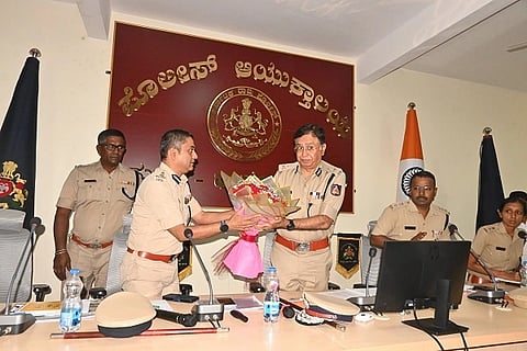 adgp hitendra ಹು-ಧಾ ಪೊಲೀಸ್ ಆಯುಕ್ತಾಲಯಕ್ಕೆ ಗುರುವಾರ ಭೇಟಿ ನೀಡಿ ಕಾನೂನು ಮತ್ತು ಸುವ್ಯವಸ್ಥೆ ವಿಭಾಗದ ಎಡಿಜಿಪಿ ಆರ್. ಹಿತೇಂದ್ರ ಅವರಿಗೆ ಪೊಲೀಸ್ ಆಯುಕ್ತ ಭೂಷಣ ಬೋರಸೆ ಅವರು ಹೂಗುಚ್ಛ ನೀಡಿ ಸ್ವಾಗತಿಸಿದರು.
