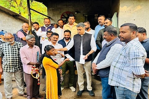 ಮಾಕುಟ್ಟ ಅರಣ್ಯದಂಚಿನಲ್ಲಿ ವಾಸಿಸುತ್ತಿರುವ ಯರವ ಜನಾಂಗಕ್ಕೆ ಸೇರಿದ ನಿವಾಸಿಗಳಿಗೆ ಮುಖ್ಯಮಂತ್ರಿ ಕಾನೂನು ಸಲಹೆಗಾರರೂ ಆಗಿರುವ ವಿರಾಜಪೇಟೆ ಶಾಸಕ ಎ.ಎಸ್. ಪೊನ್ನಣ್ಣ ಆಧಾರ್ ಕಾರ್ಡ್ ವಿತರಿಸಿದರು. ಪಟ್ಟಡ ರಂಜಿ ಪೂಣಚ್ಚ, ತೆನ್ನಿರ ಮೈನಾ, ಹನೀಫ್ ಚೋಕಂಡ, ಆರ್.ಕೆ. ಸಲಾಂ, ವರ್ಗೀಸ್, ಪಟ್ಟಡ ರಕ್ಷಿತ್ ಮತ್ತಿತರರು ಇದ್ದರು.