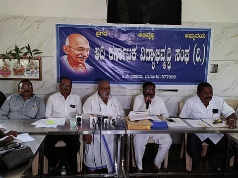 ದಾವಣಗೆರೆಯಲ್ಲಿ ಸೋಮವಾರ ಸುದ್ದಿಗೋಷ್ಠಿಯಲ್ಲಿ ಆದಿಕರ್ನಾಟಕ ವಿದ್ಯಾಭಿವೃದ್ಧಿ ಸಂಘದ ಅಧ್ಯಕ್ಷ ಎಲ್.ಎಂ. ಹನುಮಂತಪ್ಪ, ಕಾರ್ಯದರ್ಶಿ ಬಿ.ಎಚ್.ವೀರಭದ್ರಪ್ಪ, ಕೆ. ಚಂದ್ರಪ್ಪ, ಬಿ.ಎಂ.ರಾಮಸ್ವಾಮಿ, ಮಂಜಪ್ಪ ಹಲಗೇರಿ ಇತರರಿದ್ದರು. 