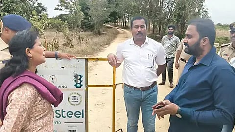 ಮಾಜಿ ಶಾಸಕ ಮಂಜುನಾಥ್ ಗೌಡ ಸರ್ವೇ ಜಾಗಕ್ಕೆ ತೆರಳಲು ಅಧಿಕಾರಿಗಳು ಅಡ್ಡಿಪಡಿಸಿದಾಗ ಇಬ್ಬರ ನಡುವೆ ವಾಗ್ವಾದ ನಡೆಯಿತು.