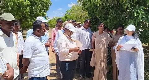 ಮಾಲೂರು ತಾಲೂಕಿನ ಅಗಲಕೋಟೆ ಜಮೀನಿನನ್ನು ಡಿಡಿಎಲ್​ಆರ್​ ಸಂಜಯ್​ ನೇತೃತ್ವದಲ್ಲಿ ಸೋಮವಾರ ಸರ್ವೇ ನಡೆಸಲಾಯಿತು. ರೂಪ, ಕೃಷ್ಣಪ್ಪ ಇದ್ದರು.