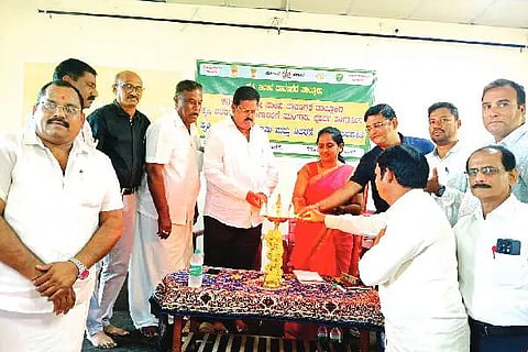 ದಾವಣಗೆರೆಯ ಕೃಷಿ ತಂತ್ರಜ್ಞರ ಸಂಸ್ಥೆಯಲ್ಲಿ ಬುಧವಾರ, ದಾವಣಗೆರೆ ತಾಲೂಕಿನ ನಗರ ಮತ್ತು ಗ್ರಾಮಾಂತರ ವ್ಯಾಪ್ತಿಯ ರಸಗೊಬ್ಬರ, ಕೀಟನಾಶಕ, ಬಿತ್ತನೆಬೀಜ ಮಾರಾಟಗಾರರಿಗೆ 2026-27ನೇ ಸಾಲಿನ ಮುಂಗಾರುಪೂರ್ವ ತರಬೇತಿ ಮತ್ತು ಕಾರ್ಯಾಗಾರವನ್ನು ಕೃಷಿ ಇಲಾಖೆಯ ಉಪ ನಿರ್ದೇಶಕಿ ಜಿ.ವಿ. ಭಾರತಮ್ಮ ಉದ್ಘಾಟಿಸಿದರು. ಡಿ.ಎಂ. ಶ್ರೀಧರಮೂರ್ತಿ, ಶ್ರೀನಿವಾಸ್, ಶಿವಮೂರ್ತಪ್ಪ, ಮಂಜಣ್ಣ ಇದ್ದರು.  